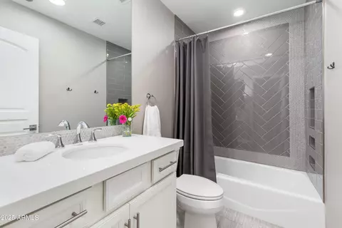 Bath - 3732 E Maffeo Rd, Phoenix, AZ 85050 photo 5 of 7