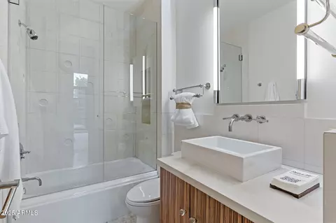 Bath - 5817 N 45th St, Phoenix, AZ 85018 photo 9 of 9