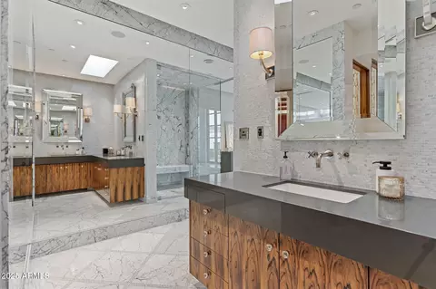 Bath - 5817 N 45th St, Phoenix, AZ 85018 photo 7 of 9
