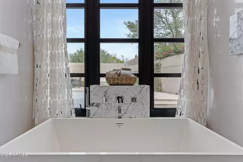 Bath - 5817 N 45th St, Phoenix, AZ 85018 photo 3 of 9