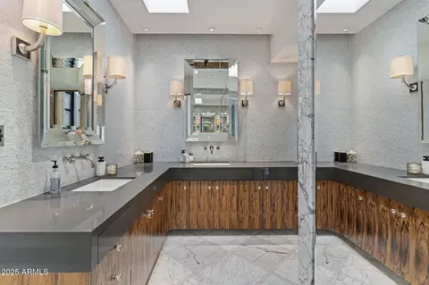 Bath - 5817 N 45th St, Phoenix, AZ 85018 photo 6 of 9