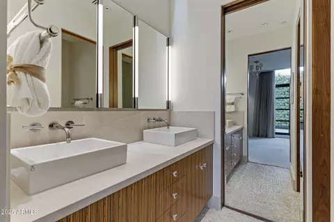 Bath - 5817 N 45th St, Phoenix, AZ 85018 photo 8 of 9