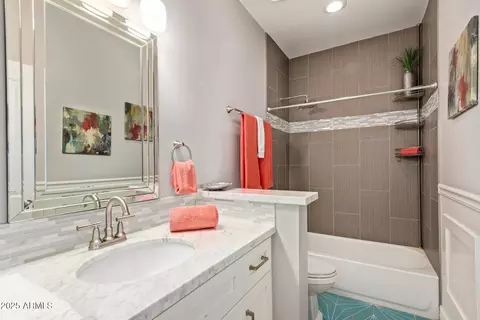 Bath - 1002 E Medlock Dr, Phoenix, AZ 85014 photo 3 of 3