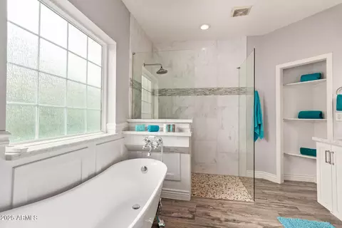 Bath - 1002 E Medlock Dr, Phoenix, AZ 85014 photo 2 of 3