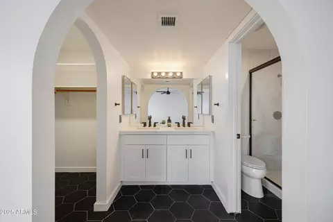 Bath - 1708 E Solano Dr, Phoenix, AZ 85016 photo 1 of 4