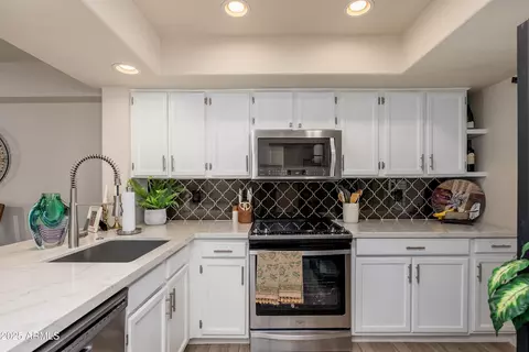 Kitchen - 815 E Grovers Ave #55, Phoenix, AZ 85022 photo 3 of 5