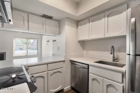 Kitchen - 5146 E Oak St #112, Phoenix, AZ 85008 photo 2 of 3