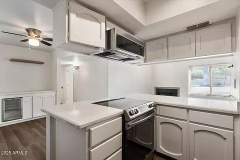 Kitchen - 5146 E Oak St #112, Phoenix, AZ 85008 photo 3 of 3