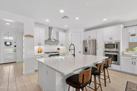 Kitchen - 5939 E Abraham Ln, Phoenix, AZ 85054 photo 4 of 5