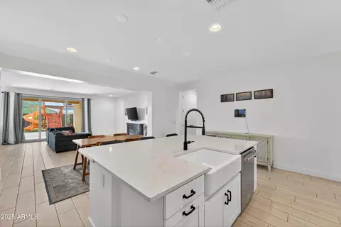 Kitchen - 5939 E Abraham Ln, Phoenix, AZ 85054 photo 5 of 5