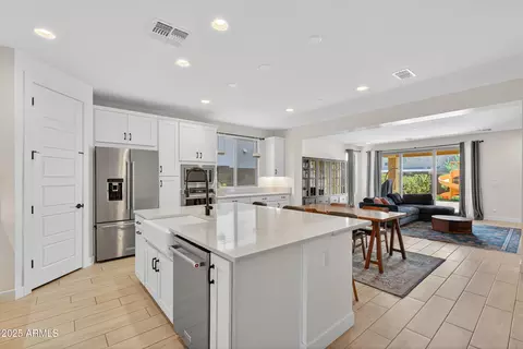 Kitchen - 5939 E Abraham Ln, Phoenix, AZ 85054 photo 1 of 5