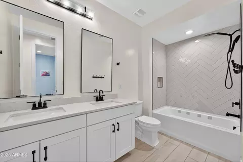 Bath - 5939 E Abraham Ln, Phoenix, AZ 85054 photo 4 of 4