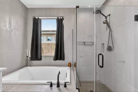 Bath - 5939 E Abraham Ln, Phoenix, AZ 85054 photo 2 of 4