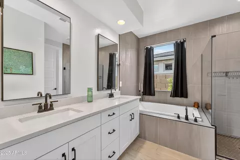 Bath - 5939 E Abraham Ln, Phoenix, AZ 85054 photo 1 of 4