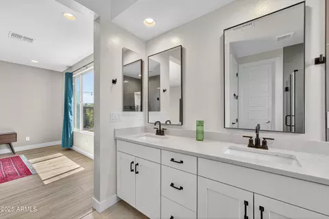 Bath - 5939 E Abraham Ln, Phoenix, AZ 85054 photo 3 of 4