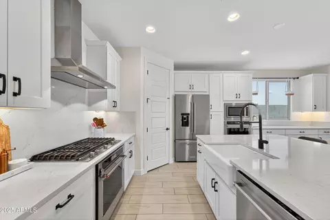 Kitchen - 5939 E Abraham Ln, Phoenix, AZ 85054 photo 2 of 5