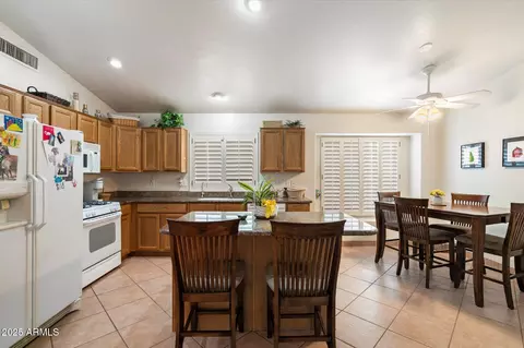 Kitchen - 4222 E Rosemonte Dr, Phoenix, AZ 85050 photo 3 of 4