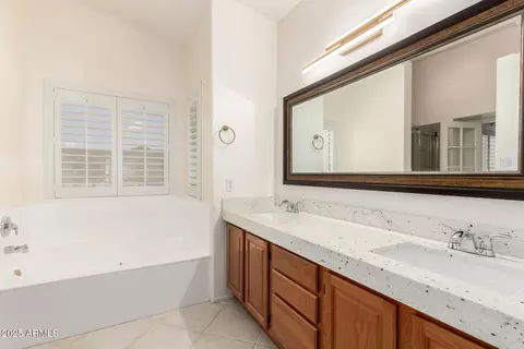 Bath - 2625 E Verbena Dr, Phoenix, AZ 85048 photo 4 of 5