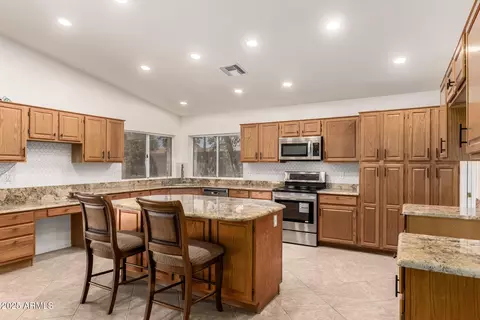 Kitchen - 2625 E Verbena Dr, Phoenix, AZ 85048 photo 4 of 6