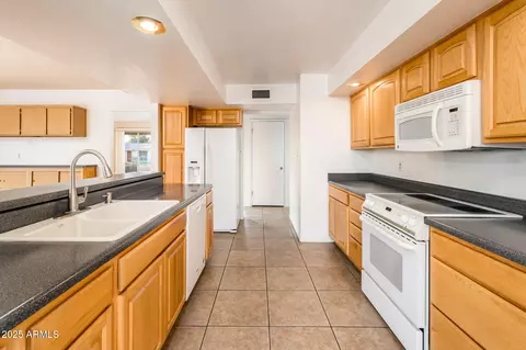 2431 E Ocotillo Rd, Phoenix, AZ 85016 photo 9