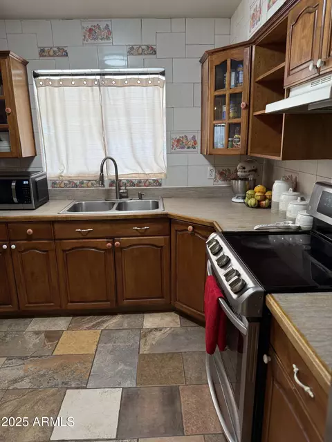 Kitchen - 1627 W Carson Rd, Phoenix, AZ 85041 photo 4 of 5