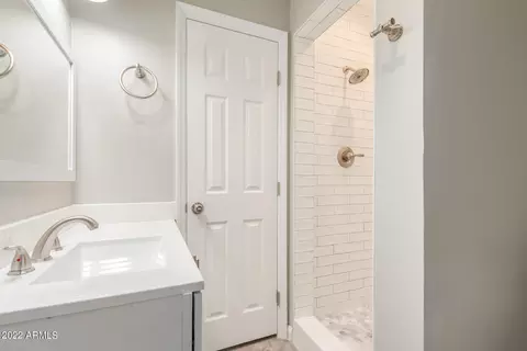 Bath - 5220 N 19th Dr, Phoenix, AZ 85015 photo 2 of 2