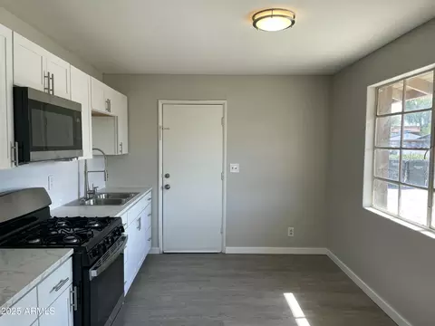 Kitchen - 2811 N 17th Pl, Phoenix, AZ 85006 photo 2 of 3