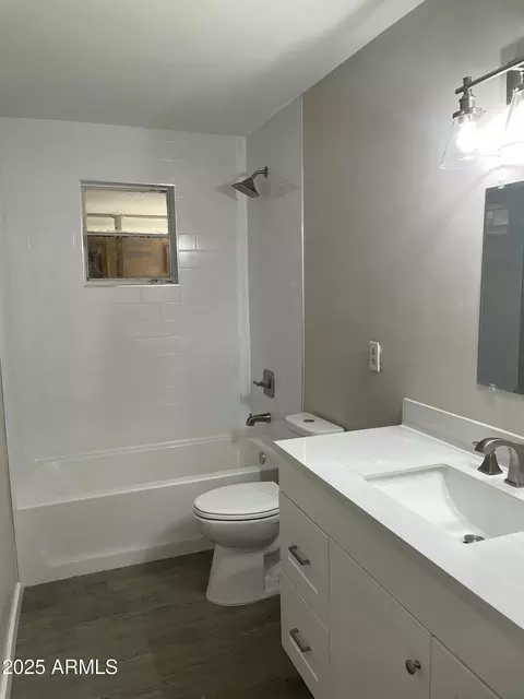 Bath - 2811 N 17th Pl, Phoenix, AZ 85006 photo 1 of 3