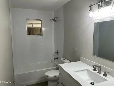 Bath - 2811 N 17th Pl, Phoenix, AZ 85006 photo 2 of 3