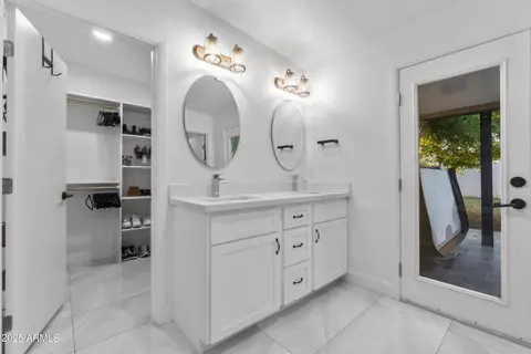 Bath - 3938 E Cheery Lynn Rd, Phoenix, AZ 85018 photo 1 of 4