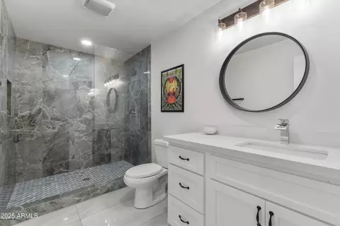 Bath - 3938 E Cheery Lynn Rd, Phoenix, AZ 85018 photo 2 of 4