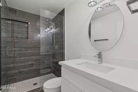 Bath - 3938 E Cheery Lynn Rd, Phoenix, AZ 85018 photo 4 of 4