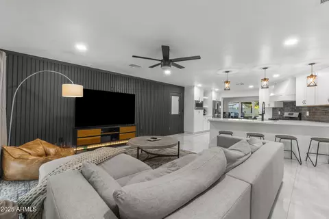 Living - 3938 E Cheery Lynn Rd, Phoenix, AZ 85018 photo 2 of 2