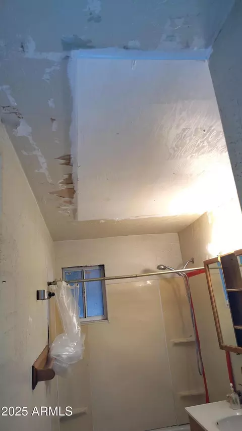 Bath - 5612 N 28th Dr, Phoenix, AZ 85017 photo 2 of 2