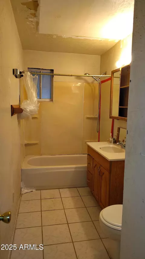 Bath - 5612 N 28th Dr, Phoenix, AZ 85017 photo 1 of 2