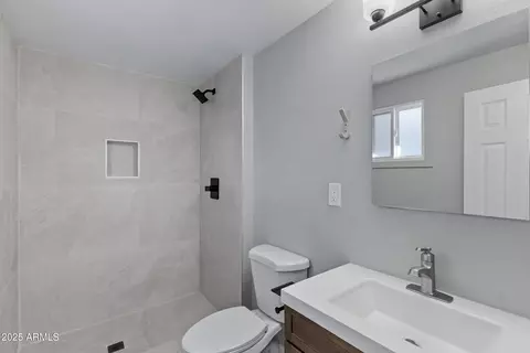 Bath - 3468 E Voltaire Dr, Phoenix, AZ 85032 photo 4 of 4