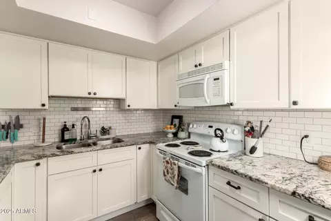 Kitchen - 1066 E Pueblo Rd, Phoenix, AZ 85020 photo 1 of 2