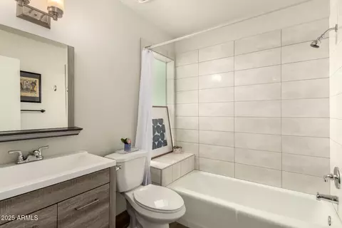 Bath - 1066 E Pueblo Rd, Phoenix, AZ 85020 photo 2 of 2