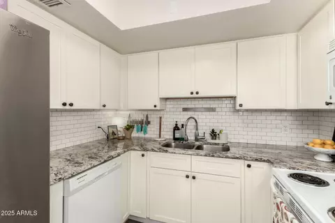 Kitchen - 1066 E Pueblo Rd, Phoenix, AZ 85020 photo 2 of 2