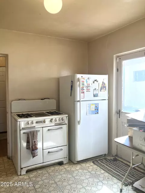 Kitchen - 1637 E Roma Ave, Phoenix, AZ 85016 photo 3 of 4