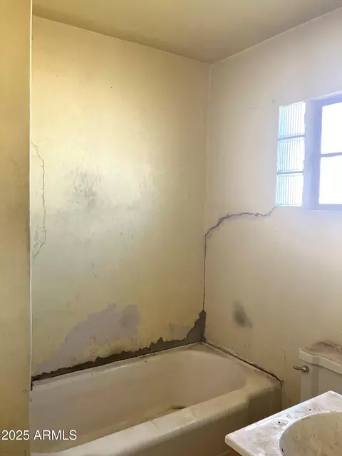 Bath - 1637 E Roma Ave, Phoenix, AZ 85016 photo 4 of 5