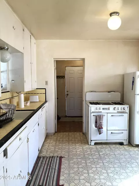 Kitchen - 1637 E Roma Ave, Phoenix, AZ 85016 photo 2 of 4