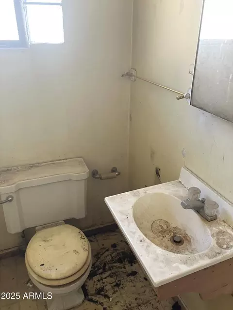 Bath - 1637 E Roma Ave, Phoenix, AZ 85016 photo 5 of 5