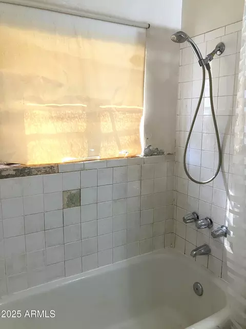 Bath - 1637 E Roma Ave, Phoenix, AZ 85016 photo 2 of 5
