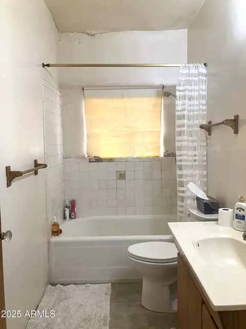 Bath - 1637 E Roma Ave, Phoenix, AZ 85016 photo 1 of 5