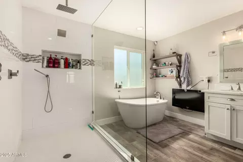 Bath - 3439 N 45th Pl, Phoenix, AZ 85018 photo 3 of 7