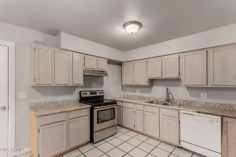 Kitchen - 4228 S 19th Pl, Phoenix, AZ 85040 photo 1 of 3
