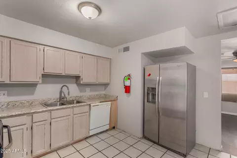 Kitchen - 4228 S 19th Pl, Phoenix, AZ 85040 photo 2 of 3