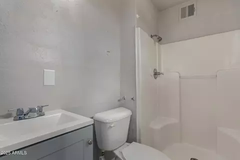 Bath - 4228 S 19th Pl, Phoenix, AZ 85040 photo 1 of 2