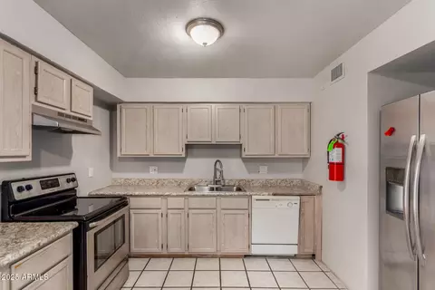 Kitchen - 4228 S 19th Pl, Phoenix, AZ 85040 photo 3 of 3